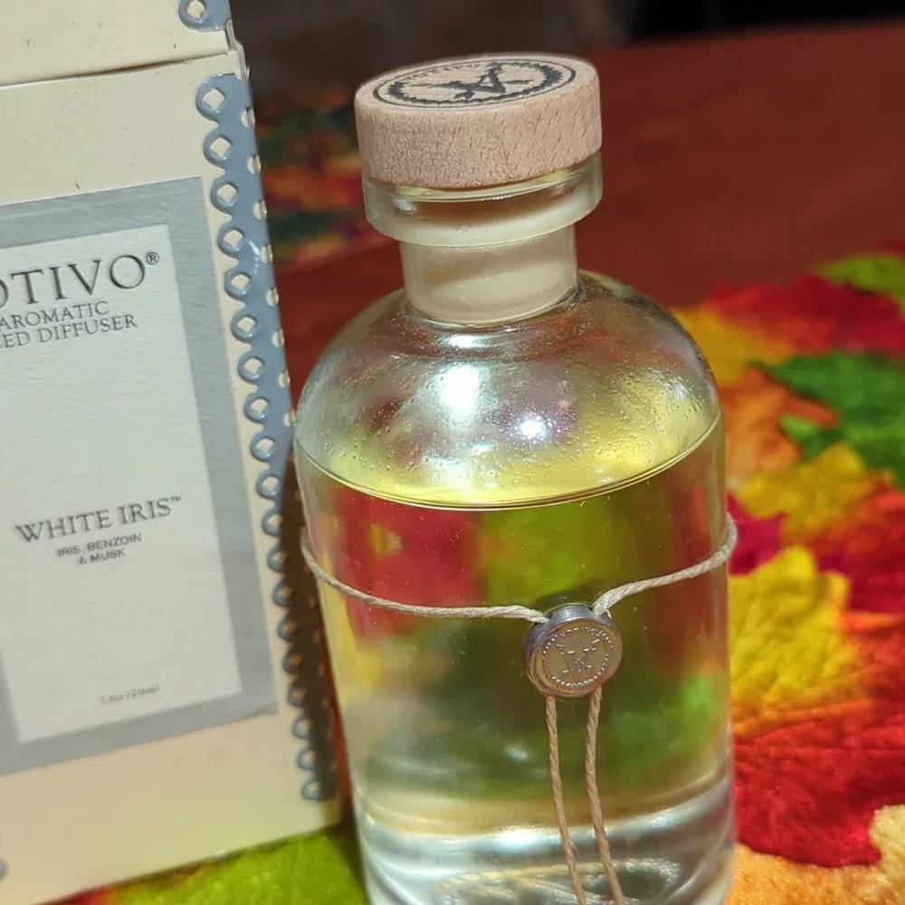 Votivo White Iris Aromatic Reed Diffuser with Box